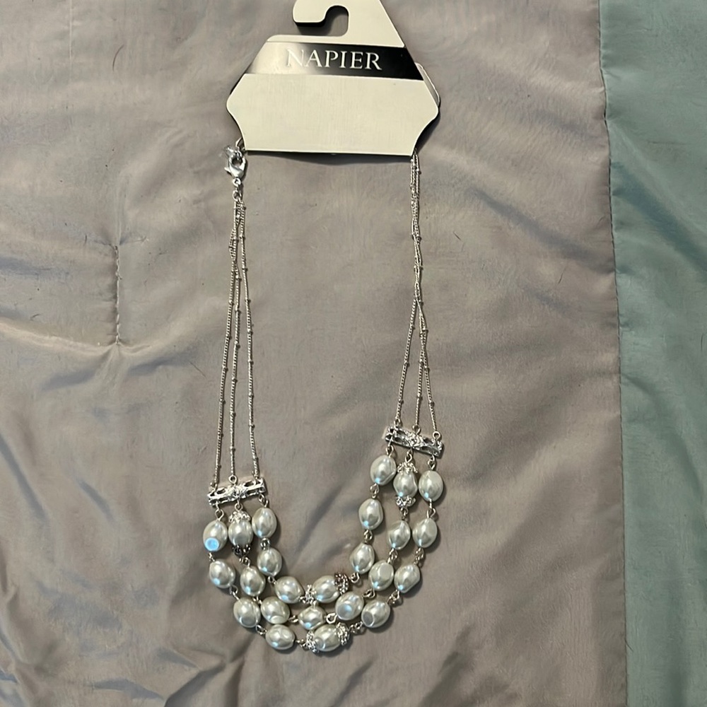 Necklace pearls 3 strands